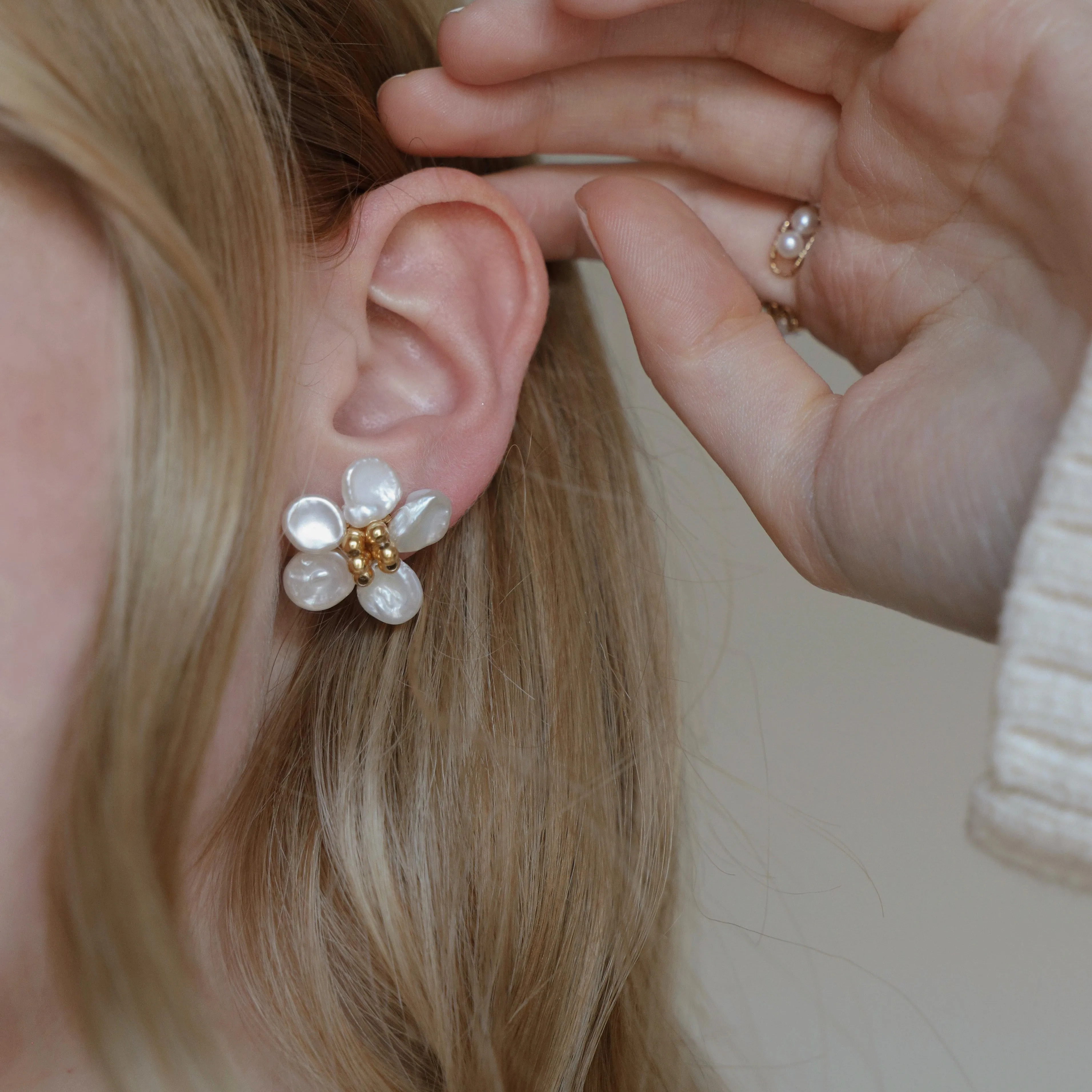 Remi Fleur Pearl Stud Earrings