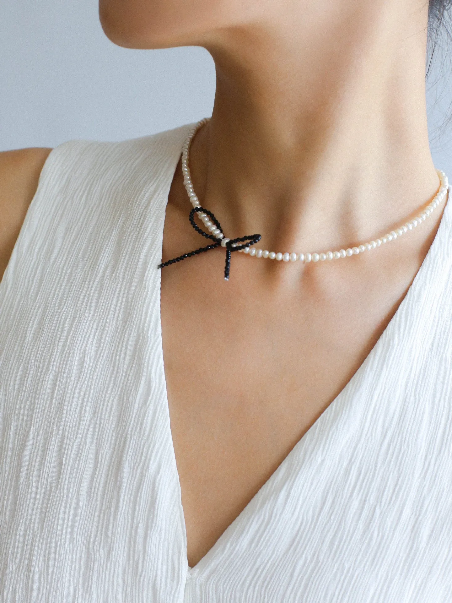 Rice Pearl Clavicle Chain Black Spinel Bow Necklace