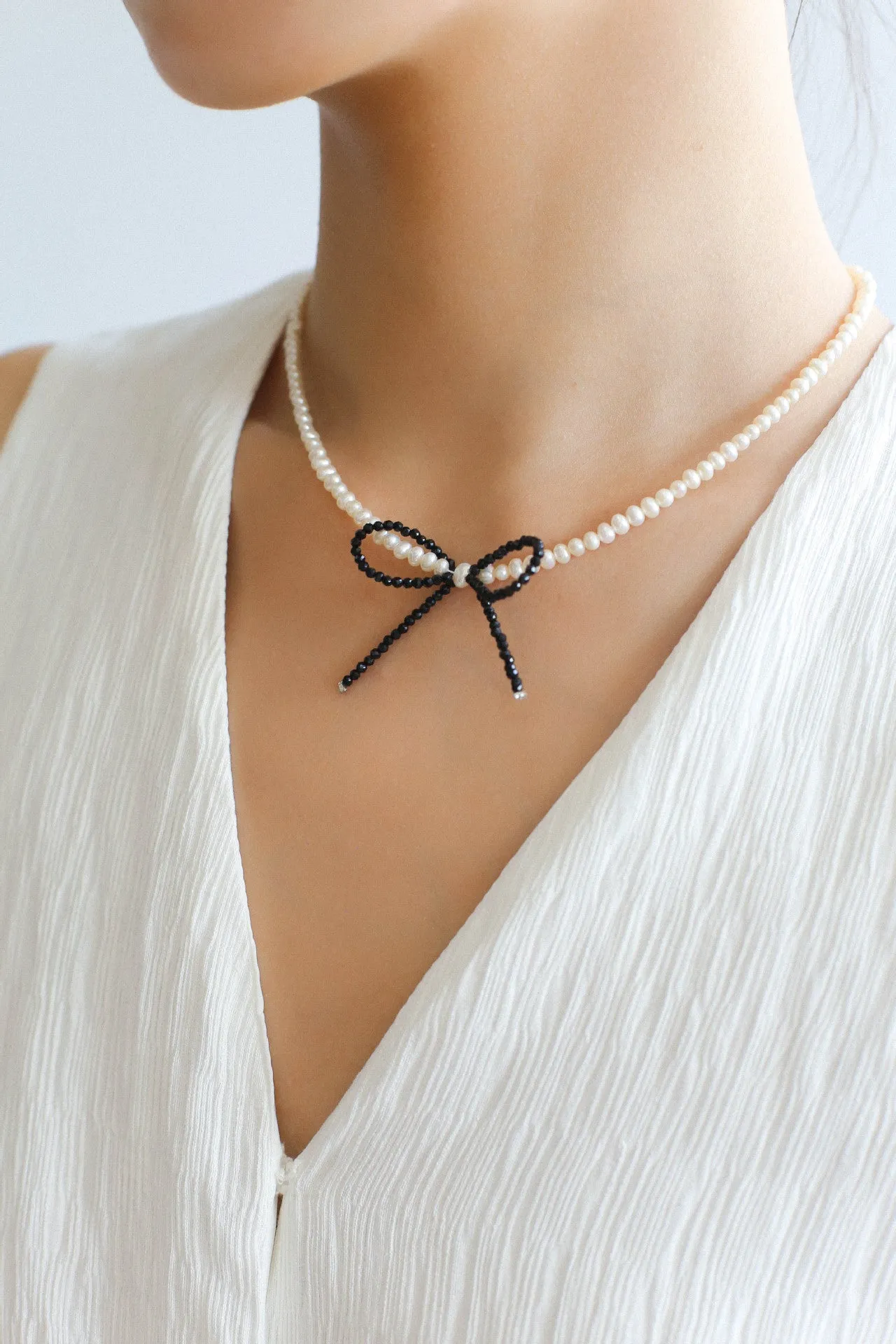 Rice Pearl Clavicle Chain Black Spinel Bow Necklace