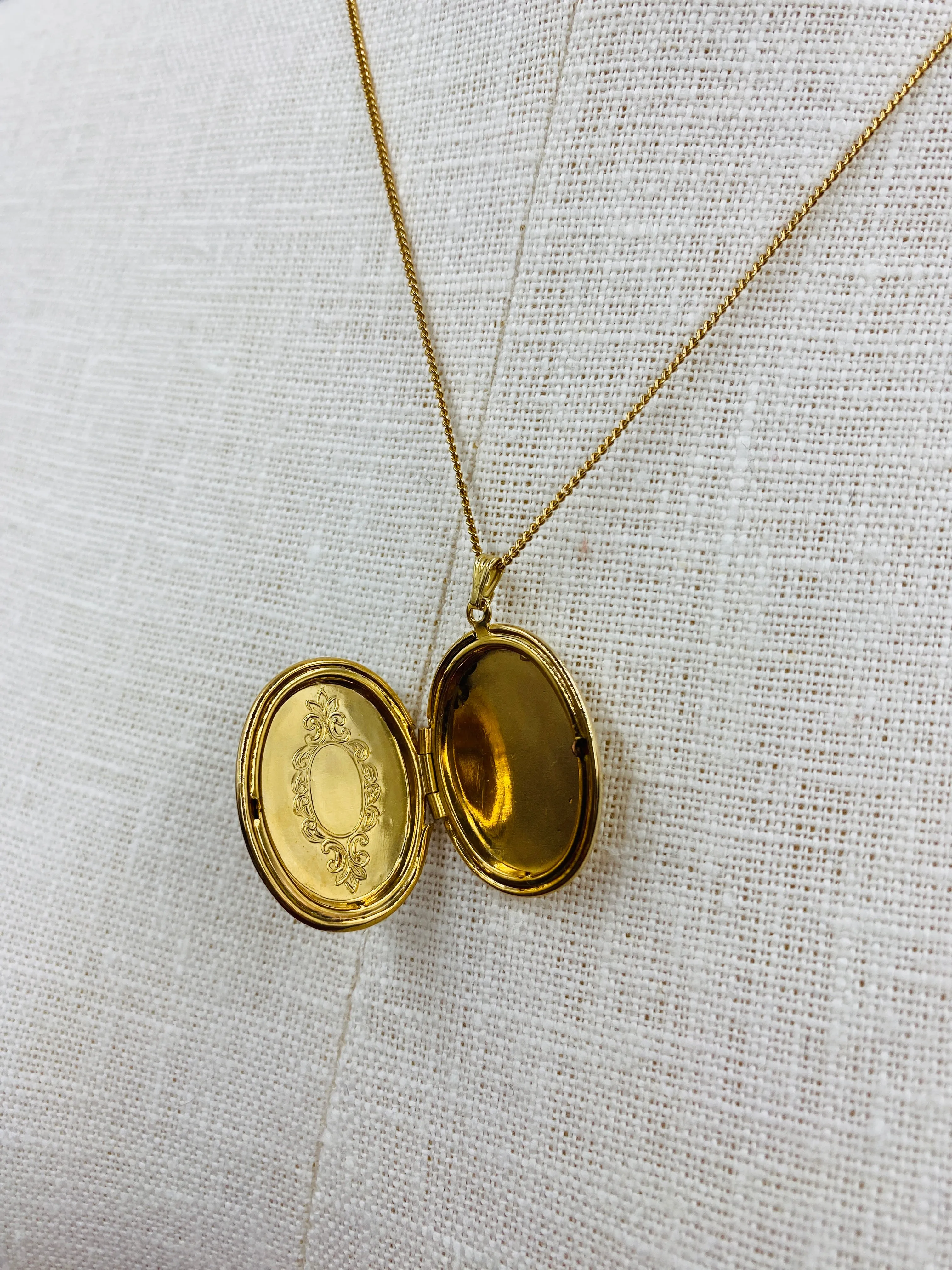 Vintage Style Goldtone Oval Engraved Locket